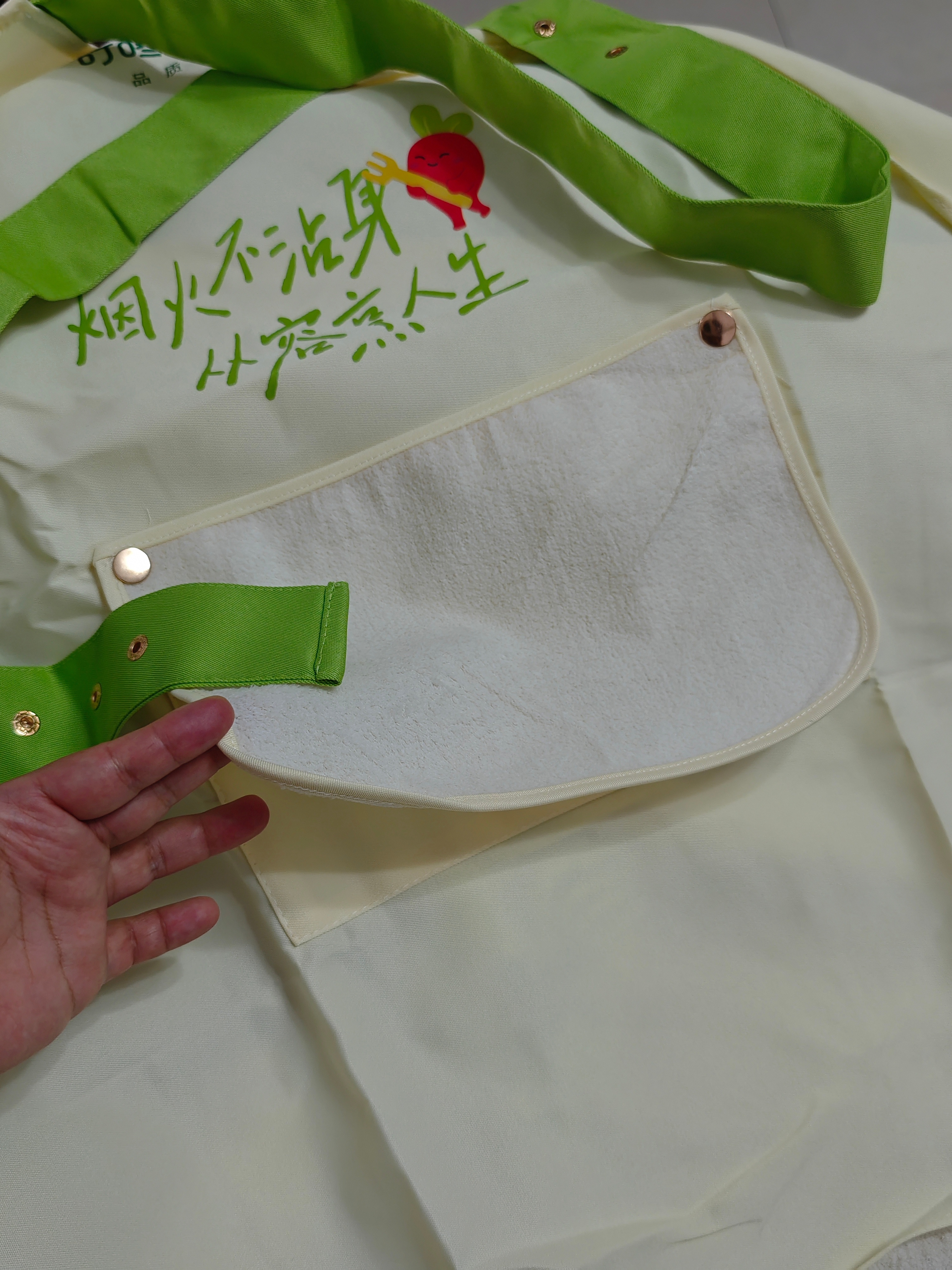 楼妈线报叮咚有马粪海胆，也是让我吃上亲手拆的了（她自己还没吃上顺了个叮咚围裙还有