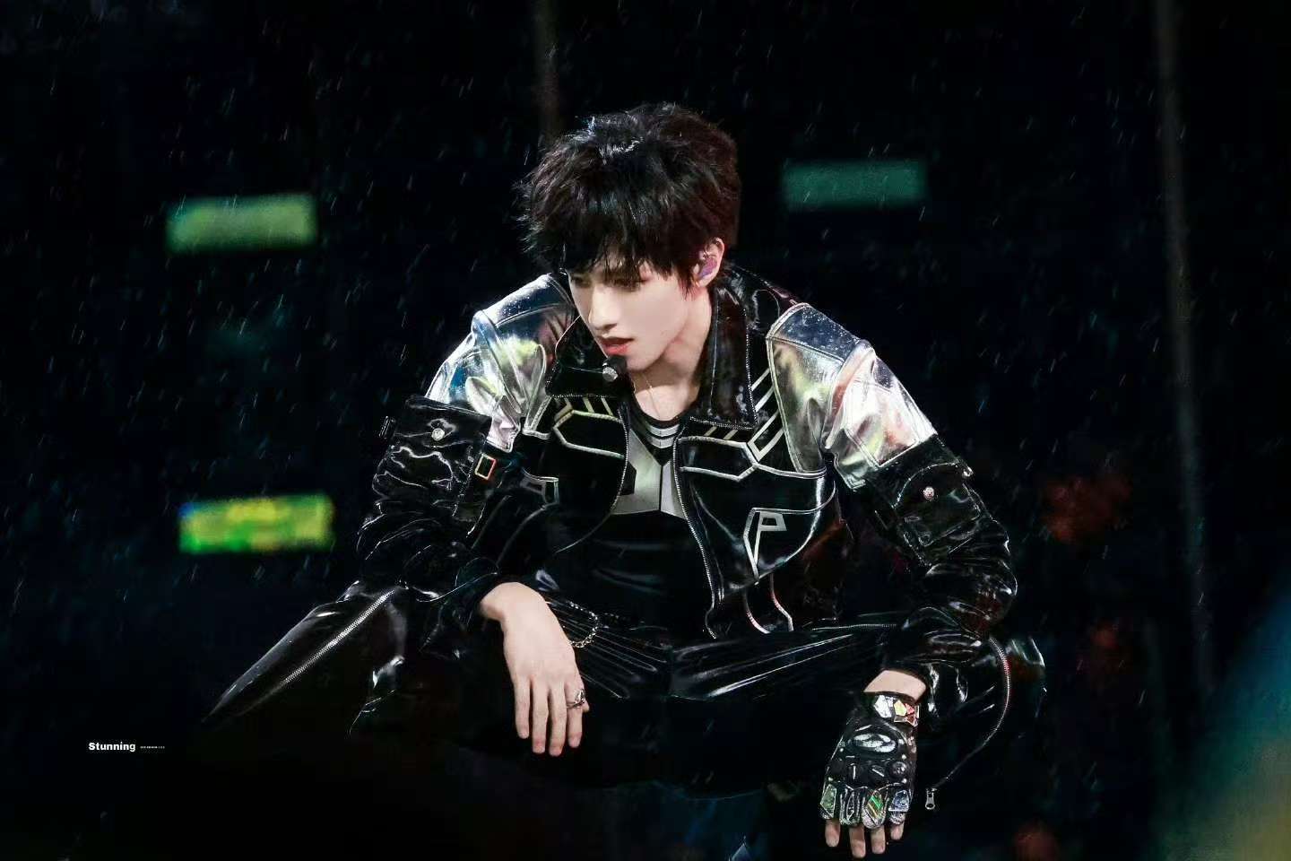 朱志鑫海口演唱会大屏朱志鑫雨中神图 朱志鑫雨中神图来啦 ​​​