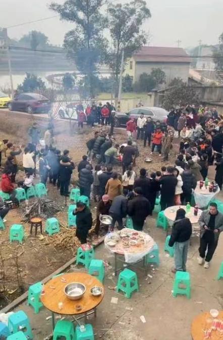 “人能闯多大祸？”一女子家准备宰年猪过年，但是女子父母都上了年纪，自己又是个女孩