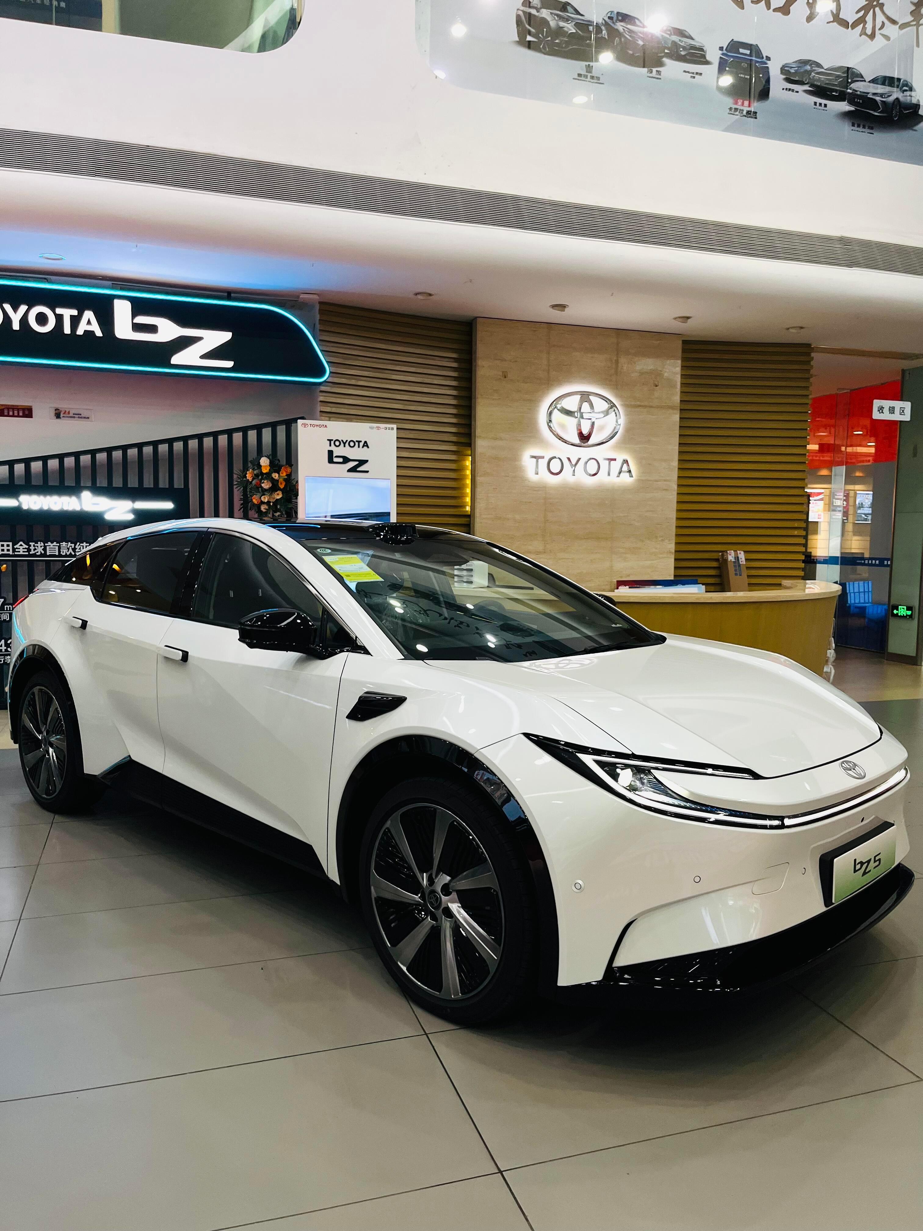 🚘丰田bZ5🔊安全性能卓越：车身采用78%高强度钢，标配9安全气囊，电池组通