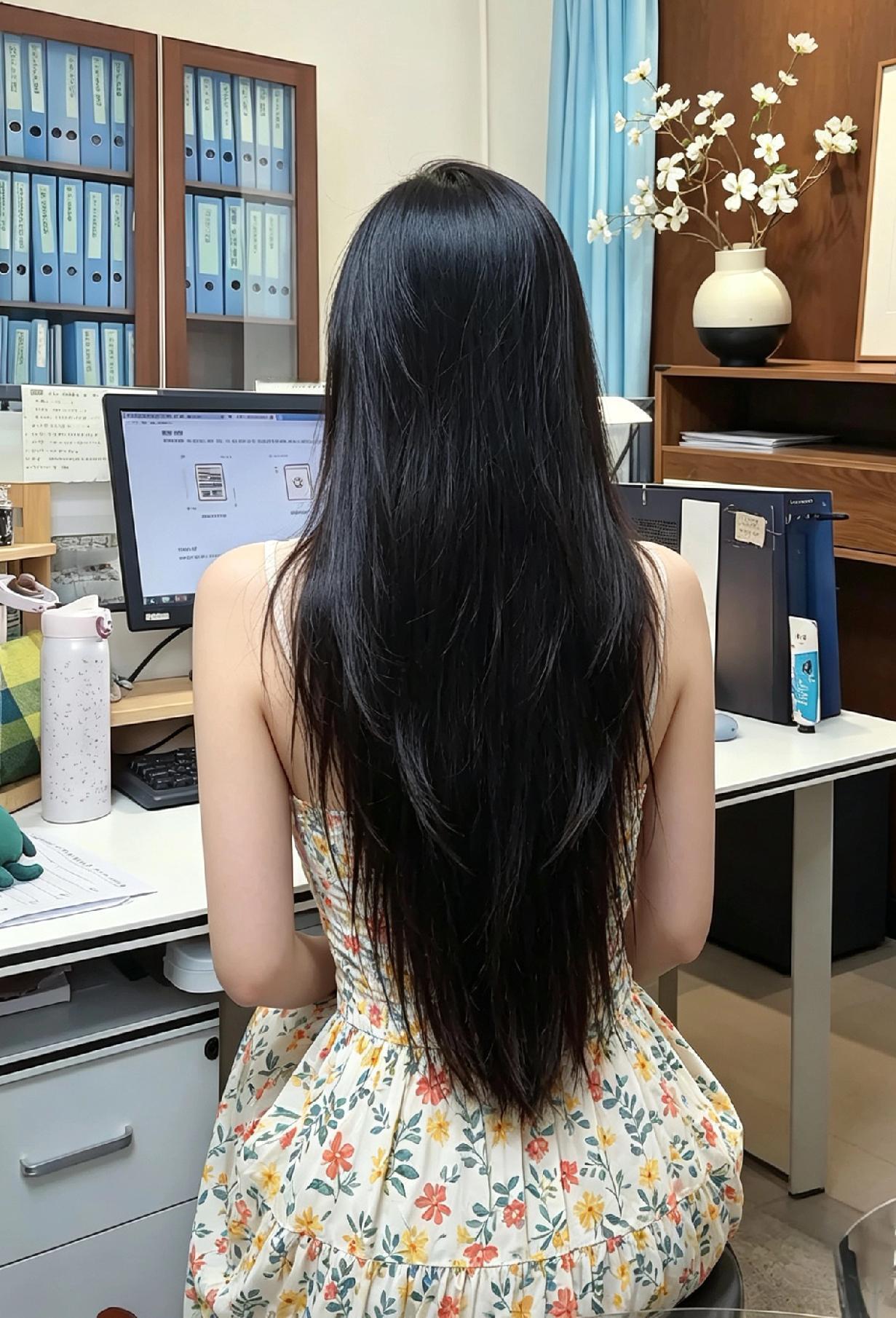 不用耀眼夺目
自带清冷又温柔的底色
不用回认
也是世间独一无二的绝色