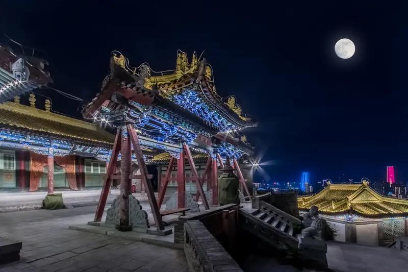 上联：古寺钟声常入耳；念姐邀对山门月色总关心。