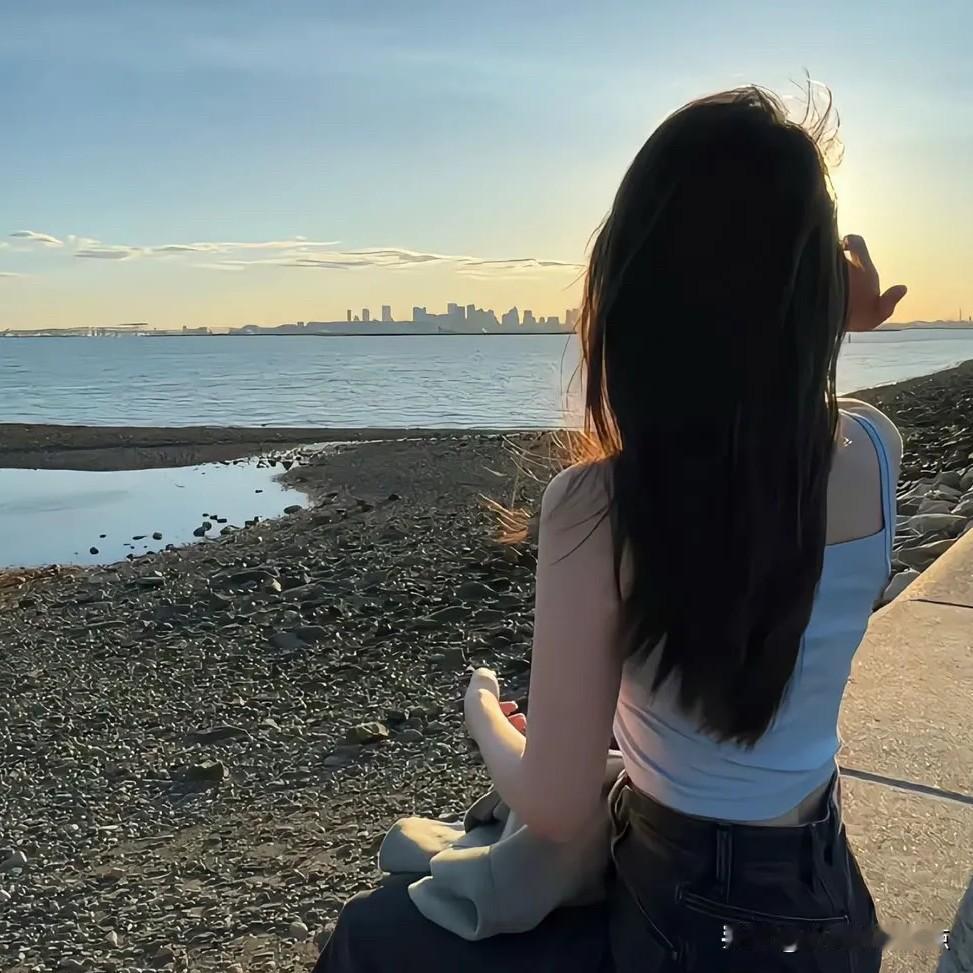 一个男人如果混到只会算计自己的女人

那么你的好日子也就到头了

你连跟谁亲，该