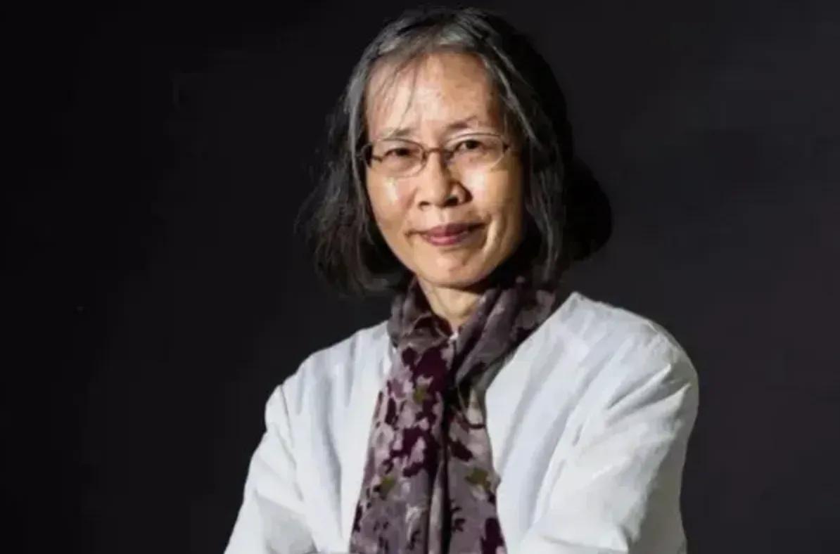 【以谩骂母亲方式讨厌赏，禽兽不如】
中国女作家邓小华（笔名残雪），获美国文学奖，