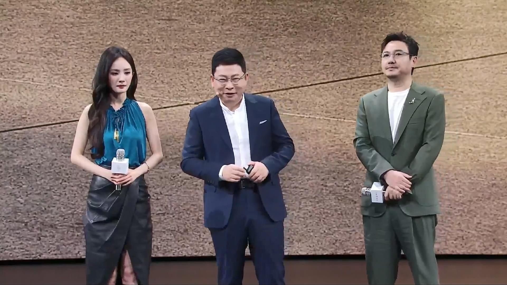 杨幂沈腾外甥女二舅再合体内娱活宝组合又合体营业了，杨幂和沈腾亮相享界发布会，现场
