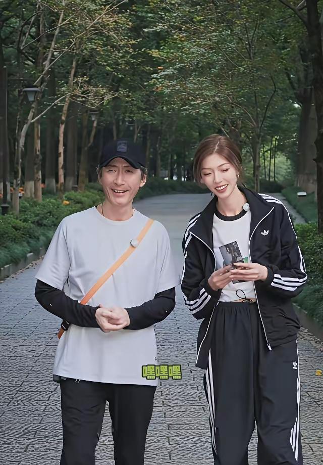 这元芳也老了呀。演员张子健和女儿在公园里散步。女儿个子高挑，身材挺拔，清秀美丽，