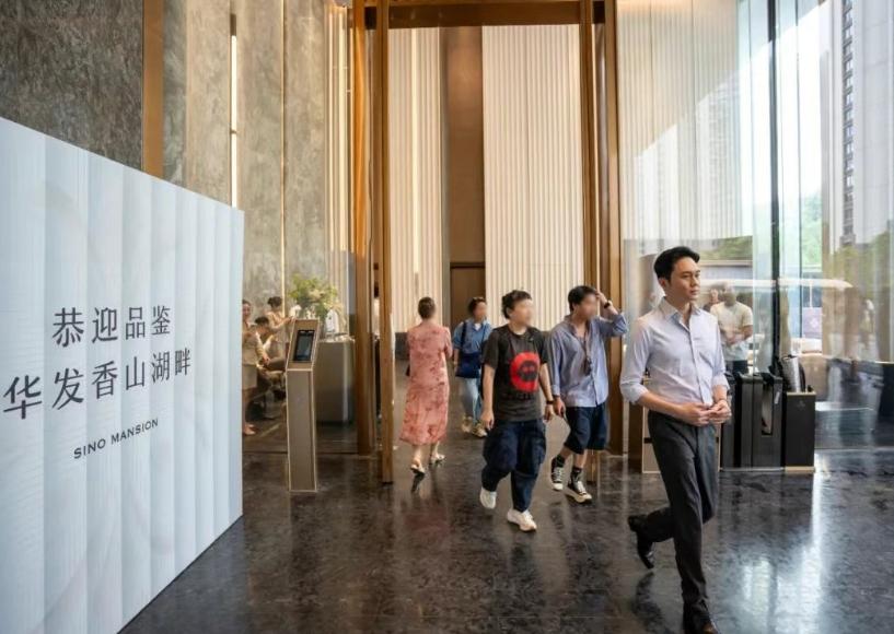 珠海又双叒火了！明星剧组扎堆来拍戏，这次轮到张智霖、吴卓羲霸屏豪宅区！

最近珠