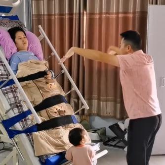 广西1小伙不顾反对娶患癌女为妻，婚后两人生下一女儿，妻子病发成植物人，岳母：“拔