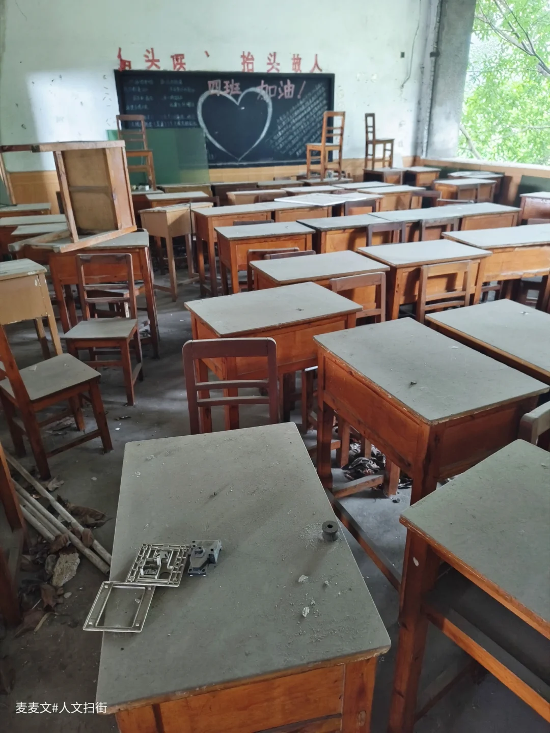 【沙坪坝】偶遇一废弃中学 有好多老式课桌