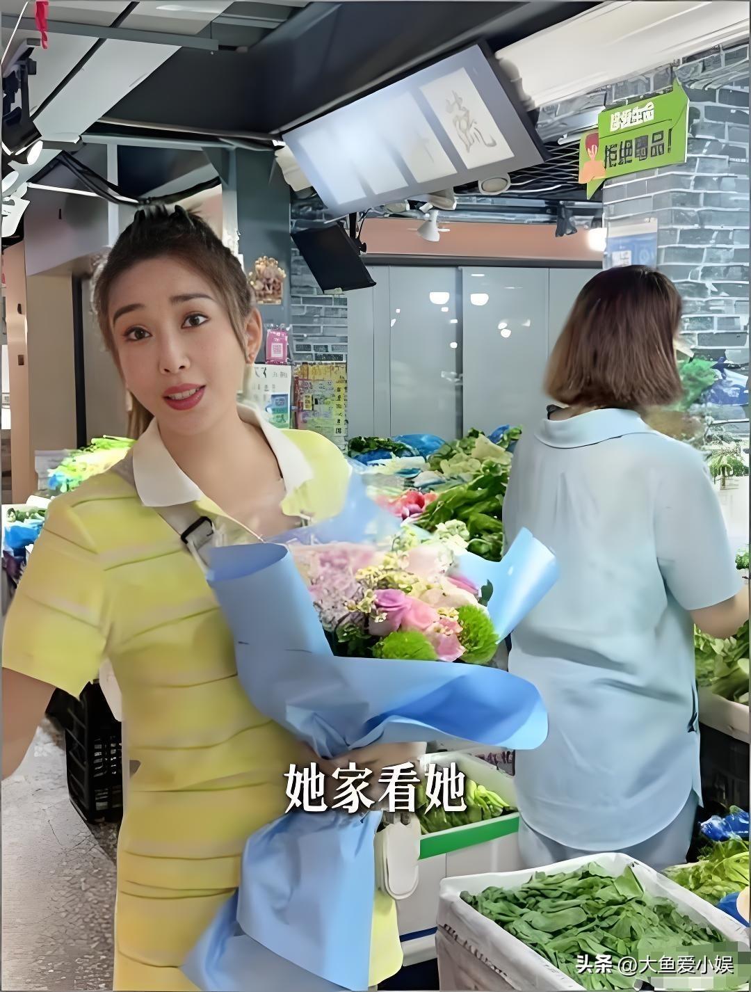 杜若溪把婆婆称呼为“南妈”，把妈妈称呼为“北妈”。因为她们俩一个是南方的，一个是