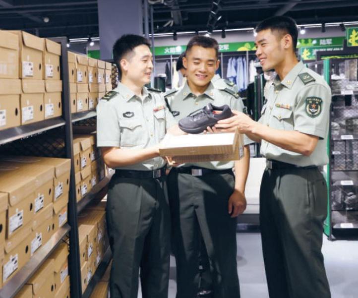 新款陆军体能训练鞋曝光！不再是全军统一配发，官兵可以自主申领。国产李宁入选部队自