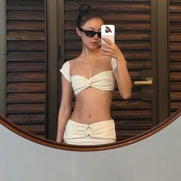 🍉赵今麦泳装照被网友们戏称小学生身材了，你觉得像吗