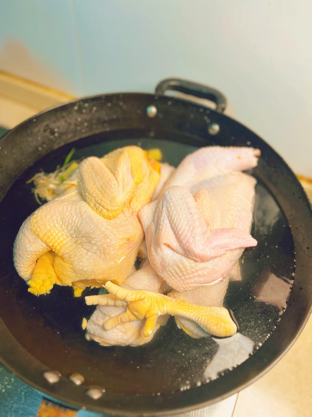 制作新疆椒麻鸡的原材料必须好，黄油土鸡