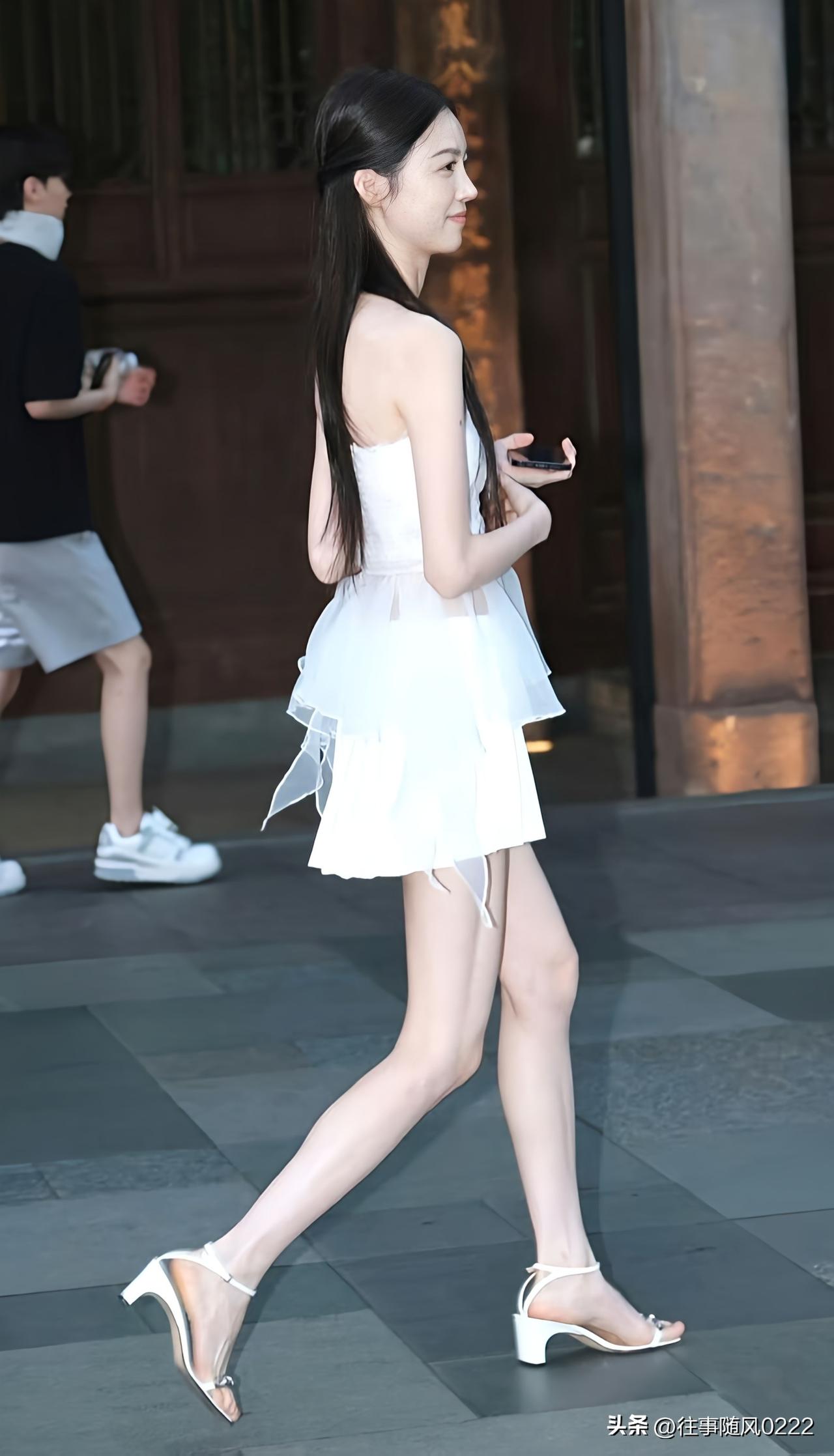 夏日清新穿搭，白色连衣裙搭配高跟鞋，元气满满
