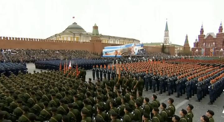 红场上，军乐铿锵，步伐齐整，士兵们高唱战歌，战机掠过穹顶，三色烟迹划破长空。老兵