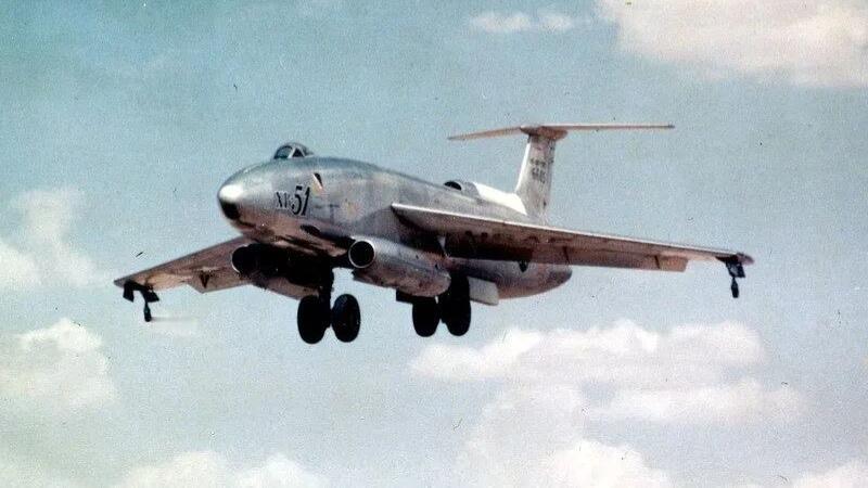 1949年，美国马丁公司的XB-51轰炸机，该机装有三台发动机，其中两台发动机挂