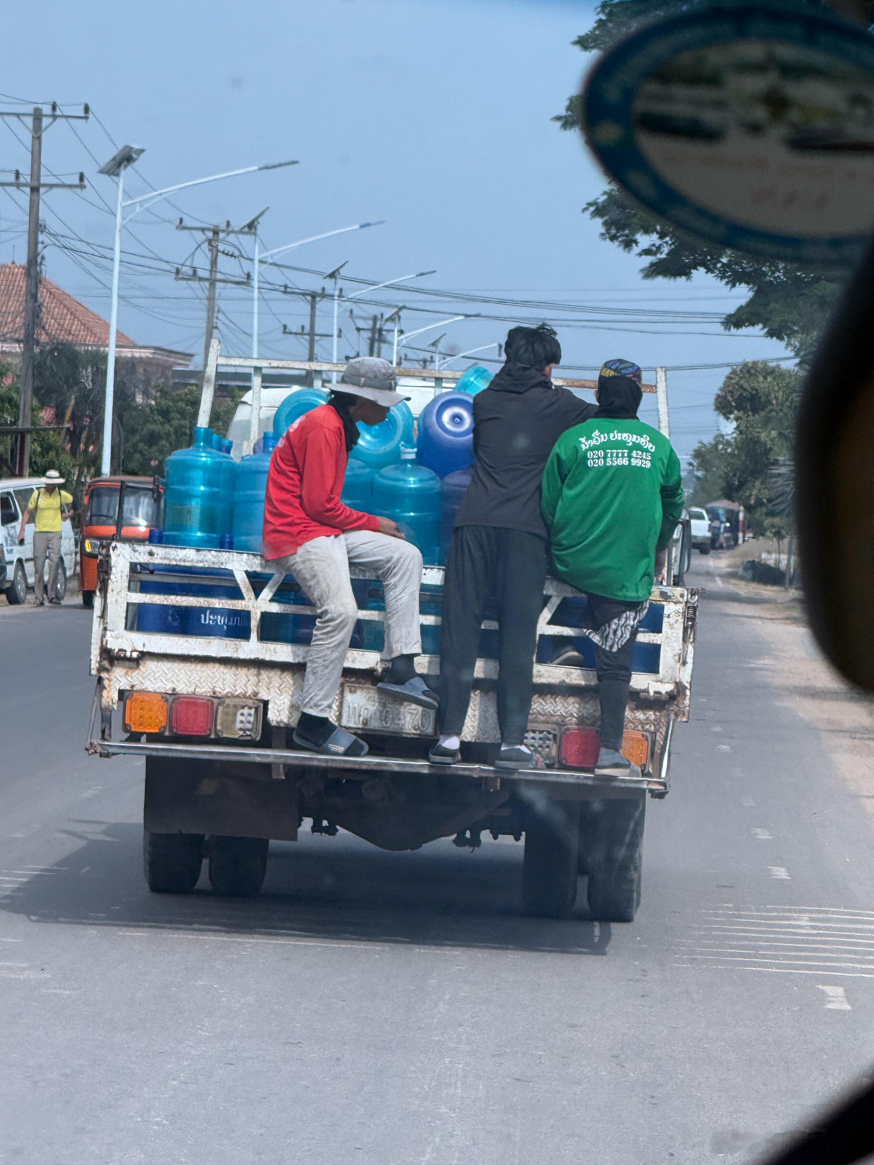 老挝路上红绿灯很少，基本没看到交警，人车混坐也是常事，太硬核了 老挝