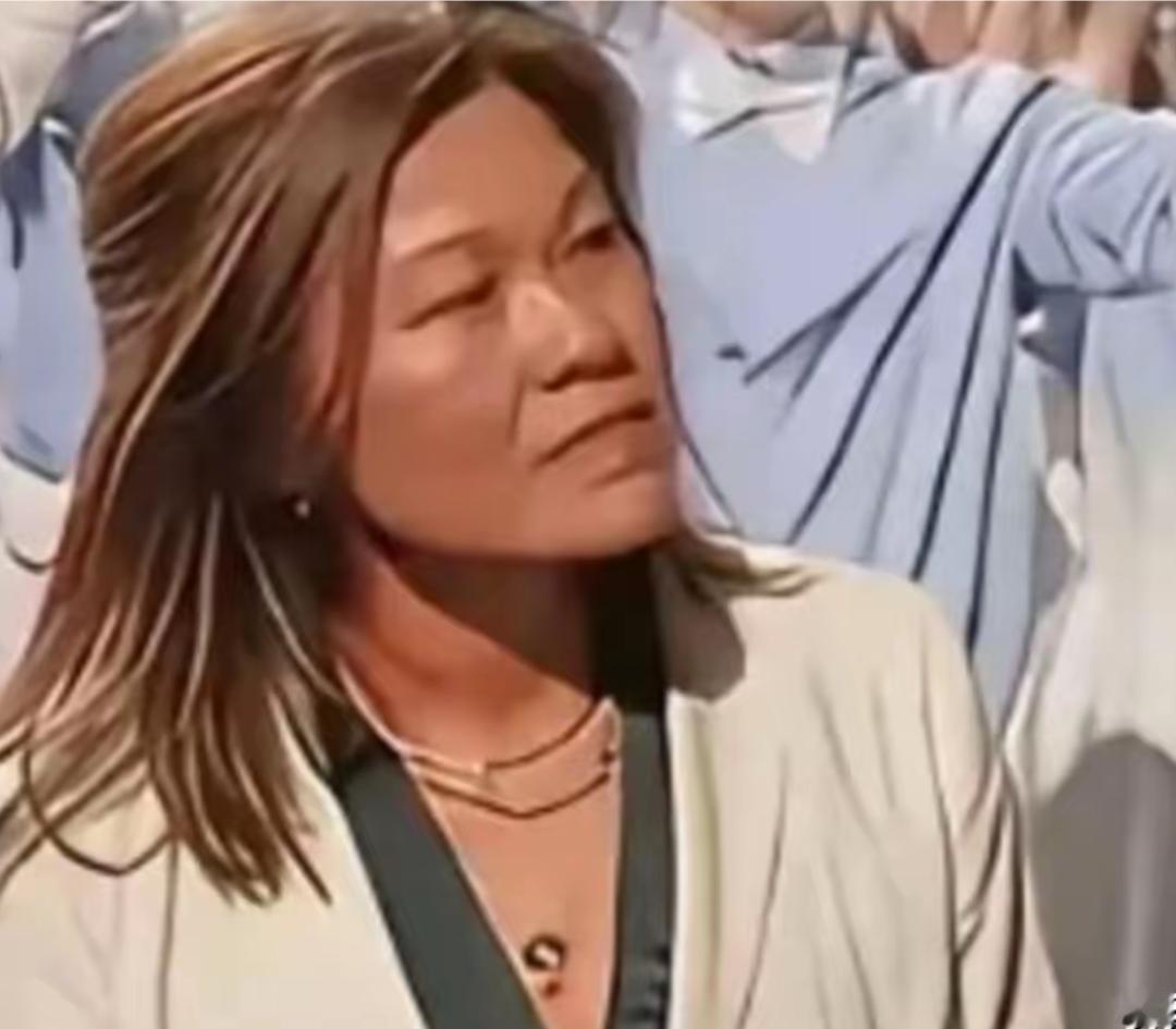 人不可貌相，海水不可斗量，看上去像个拾荒老人，实际她是特朗普访华的翻译，她的中文