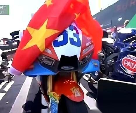 今天WSBK匈牙利站，ZXMOTO车队53号赛车，退赛了。消息一出，网络上瞬间炸