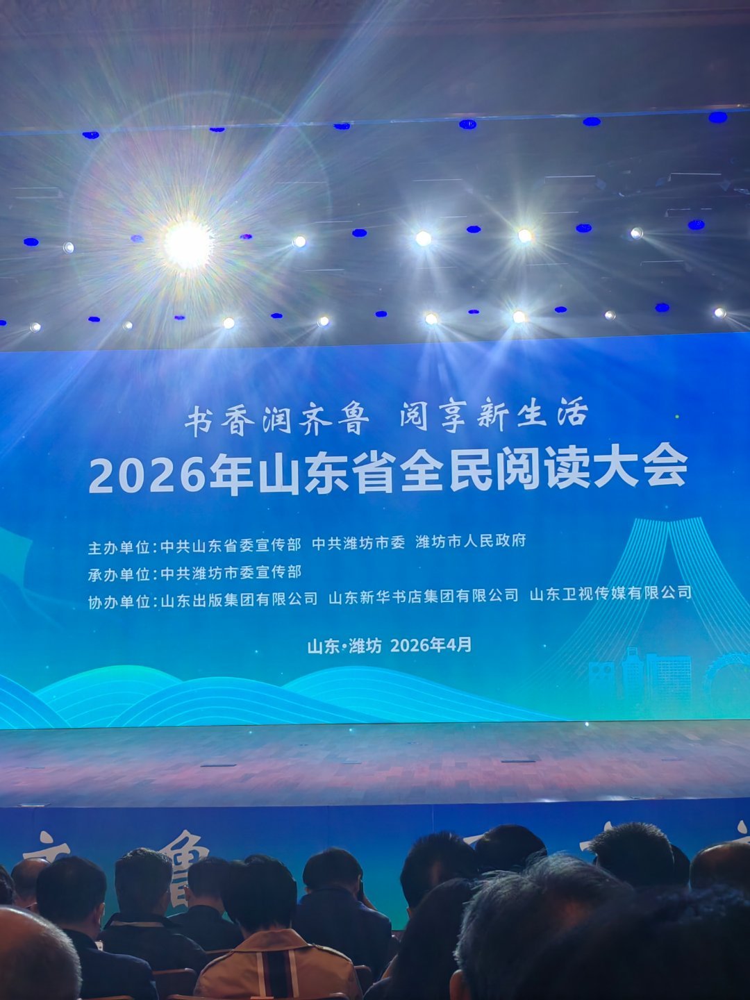全民阅读最廉价的高贵，是读书；最长久的沉淀，是阅读。闲暇时光，放下浮躁，捧一卷书