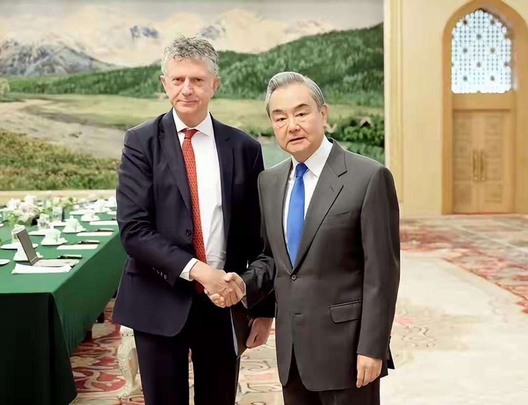 一边抗议一边自嗨！日本这波操作，四常都看懵了？
 
高市早苗喊着“台湾有事就是日