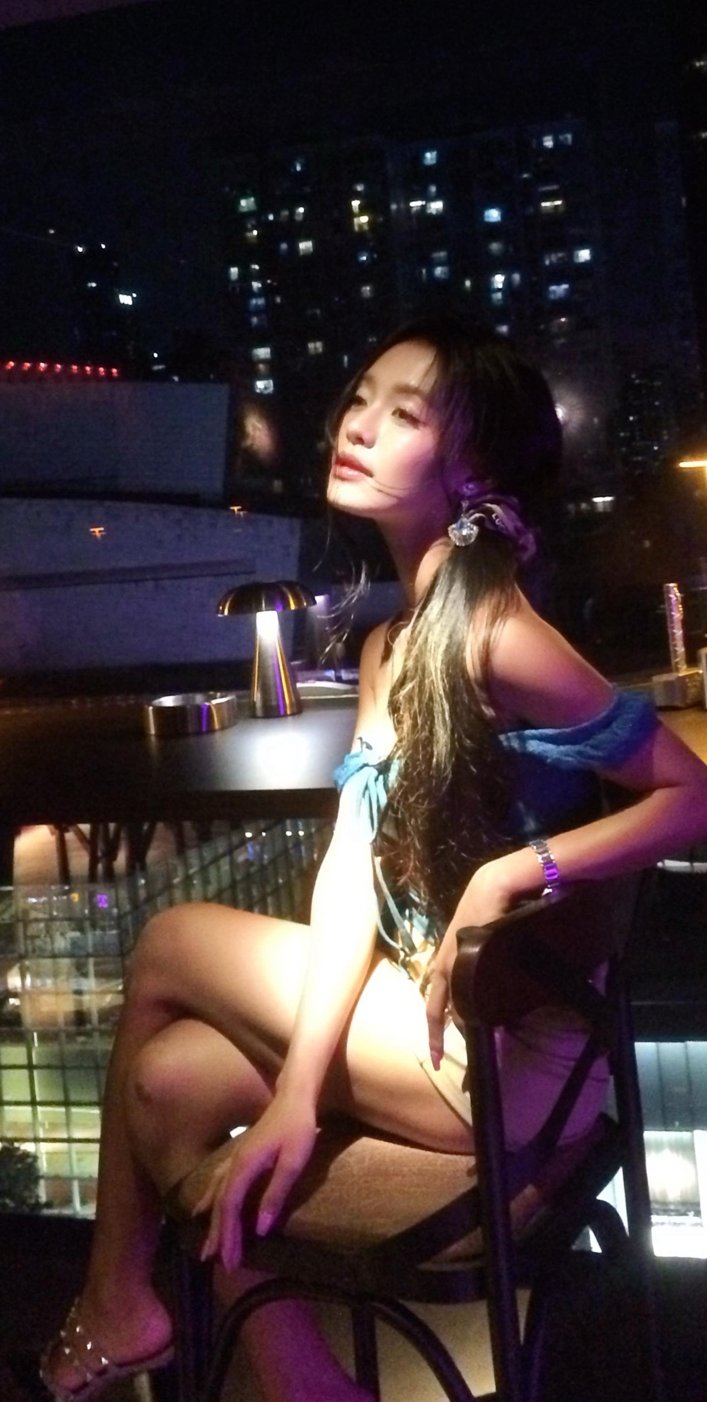 倘若你爱一人 你是否会追问这份爱是片刻 还是持续的更深沉