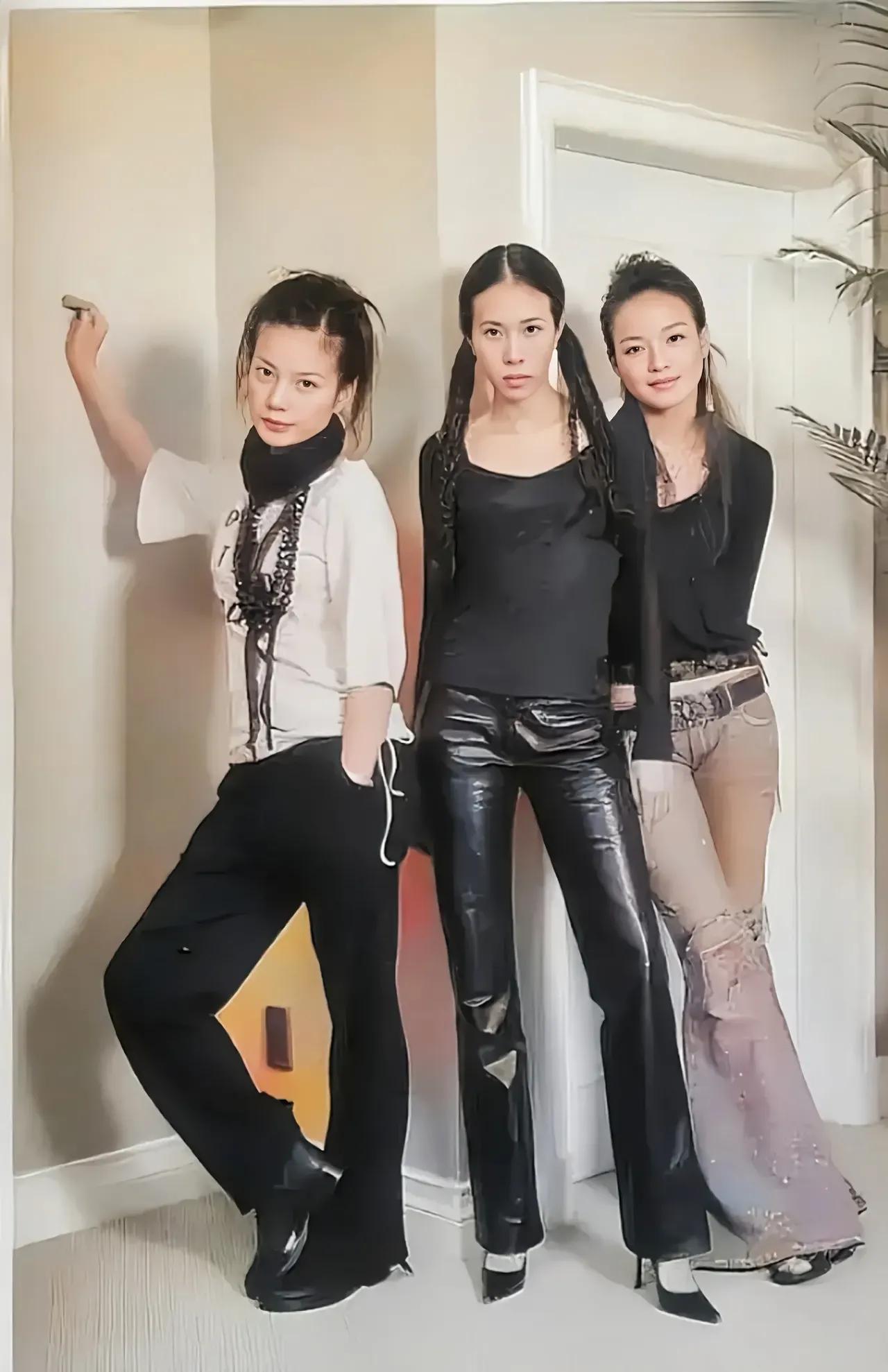 我只认识赵薇，旁边两位是谁啊！有认识的吗？#娱乐# #明星#