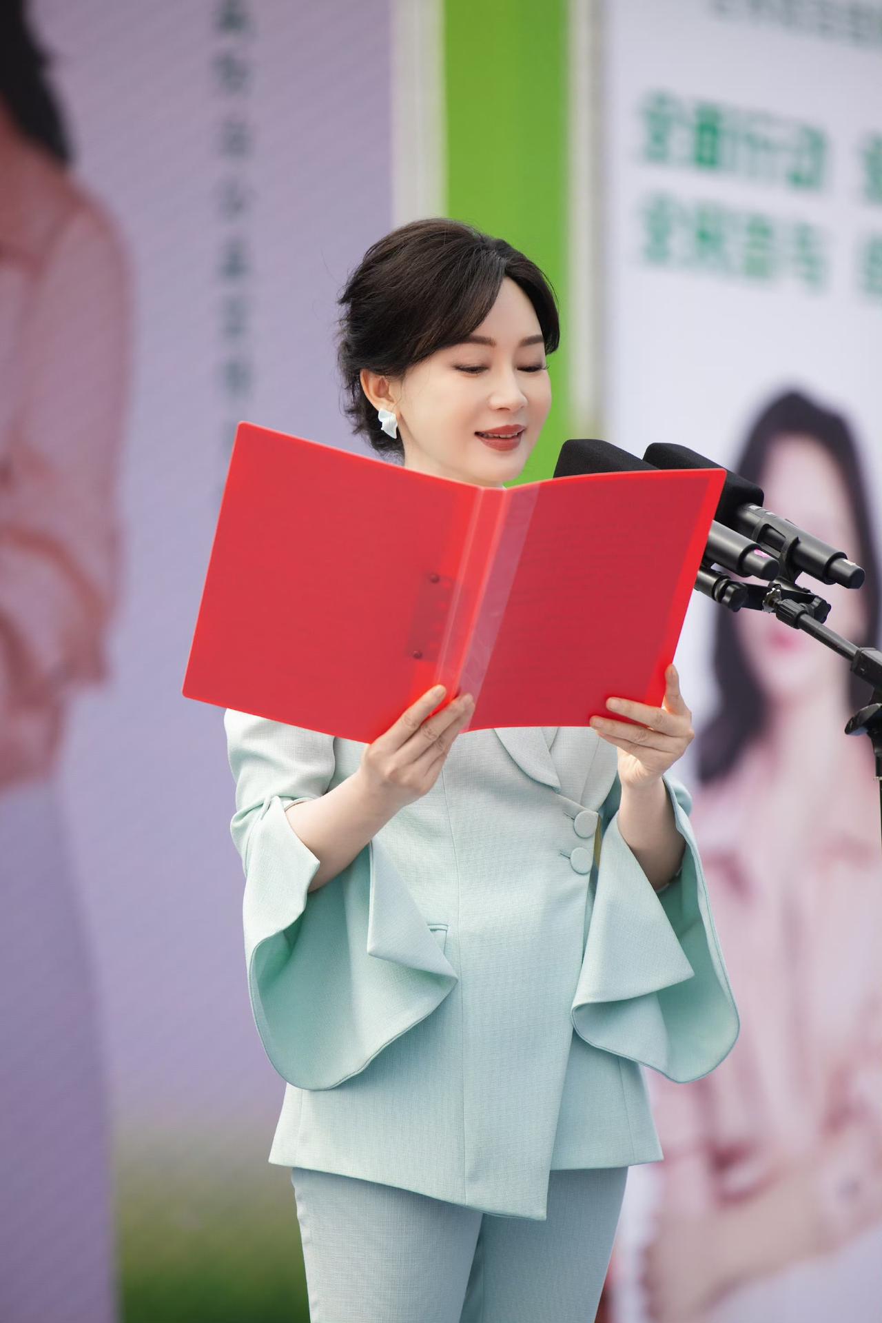 今天来聊聊独特气质的陈数 [耶]

在印象里，她的作品其实并不算多，这也让很多人