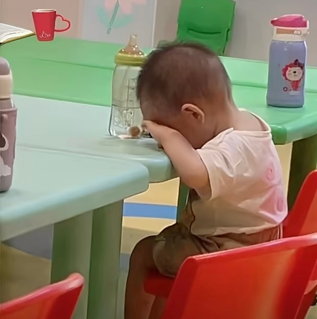 幼儿园里别人是水杯他是奶瓶上班和生活有时候确实很难兼顾。 ​​​