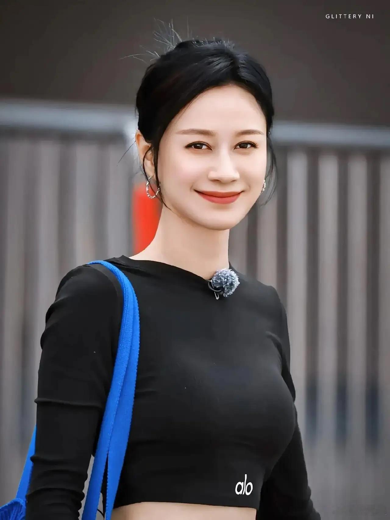 演员倪虹洁一个可怜的女人可怜的不是她离了婚，可怜的不是她47岁可怜的是她与父亲的