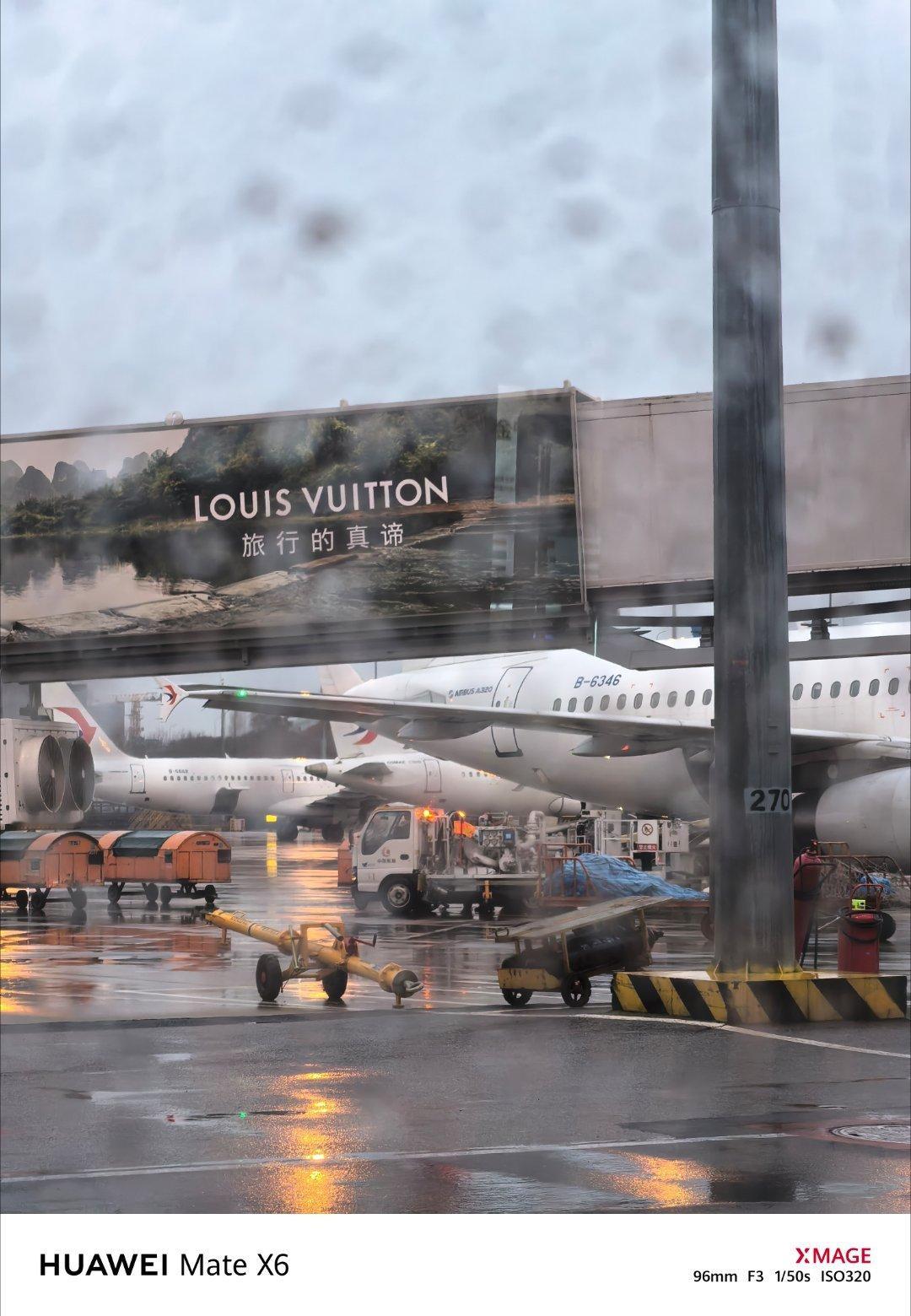 此乃御风符凭借此符辅以数十红色灵石驱动吾等元婴期以下修士亦可御风而行达成万尺一线