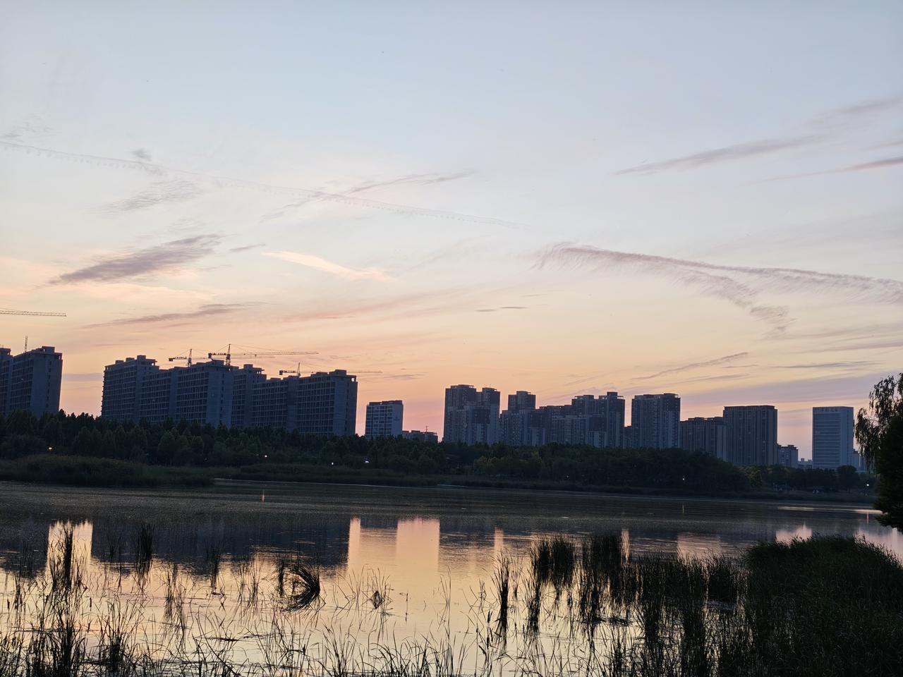 分享一张拍到的晚霞图片太阳下山了，残留的一抹余晖，让多彩的西半天空变成以红色为主