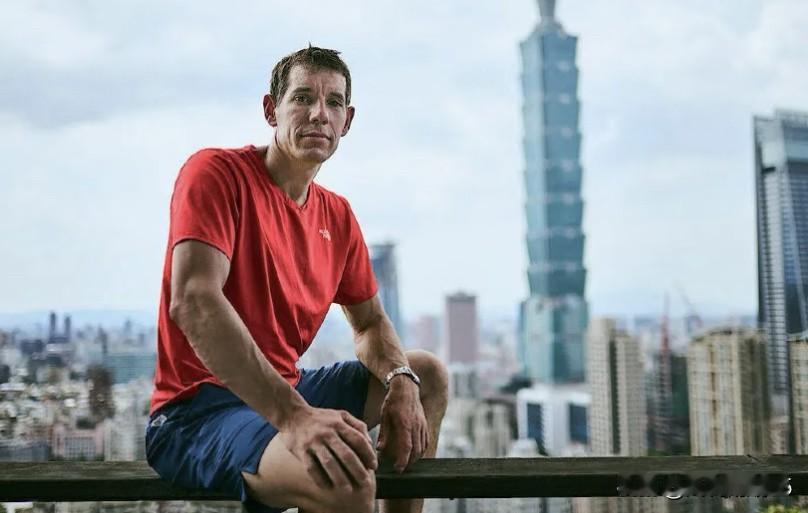 攀岩界的天花板来了！
1月25日美国攀岩大师阿历克斯·霍诺德在没有任何安全保护措