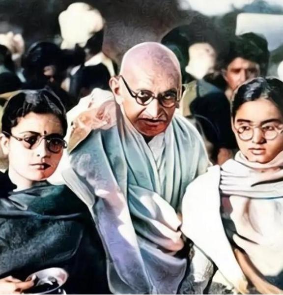 印度圣雄甘地为了锻炼自己禁欲的忍耐力，和自己的孙女、侄媳妇同床共枕，结果每一次都