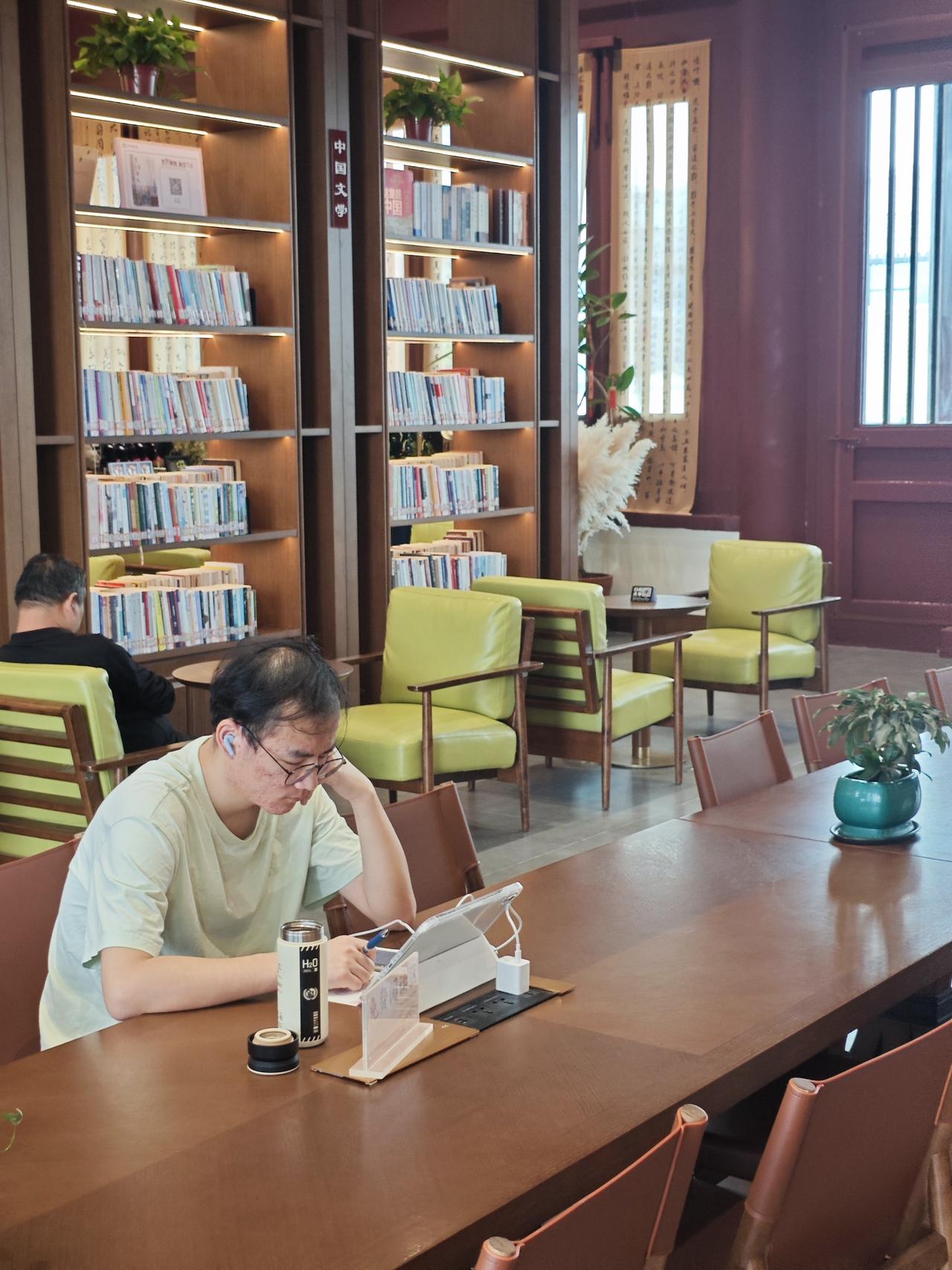 单位没有高绩教师岗位设置，业绩条件够再优秀也没法参评。