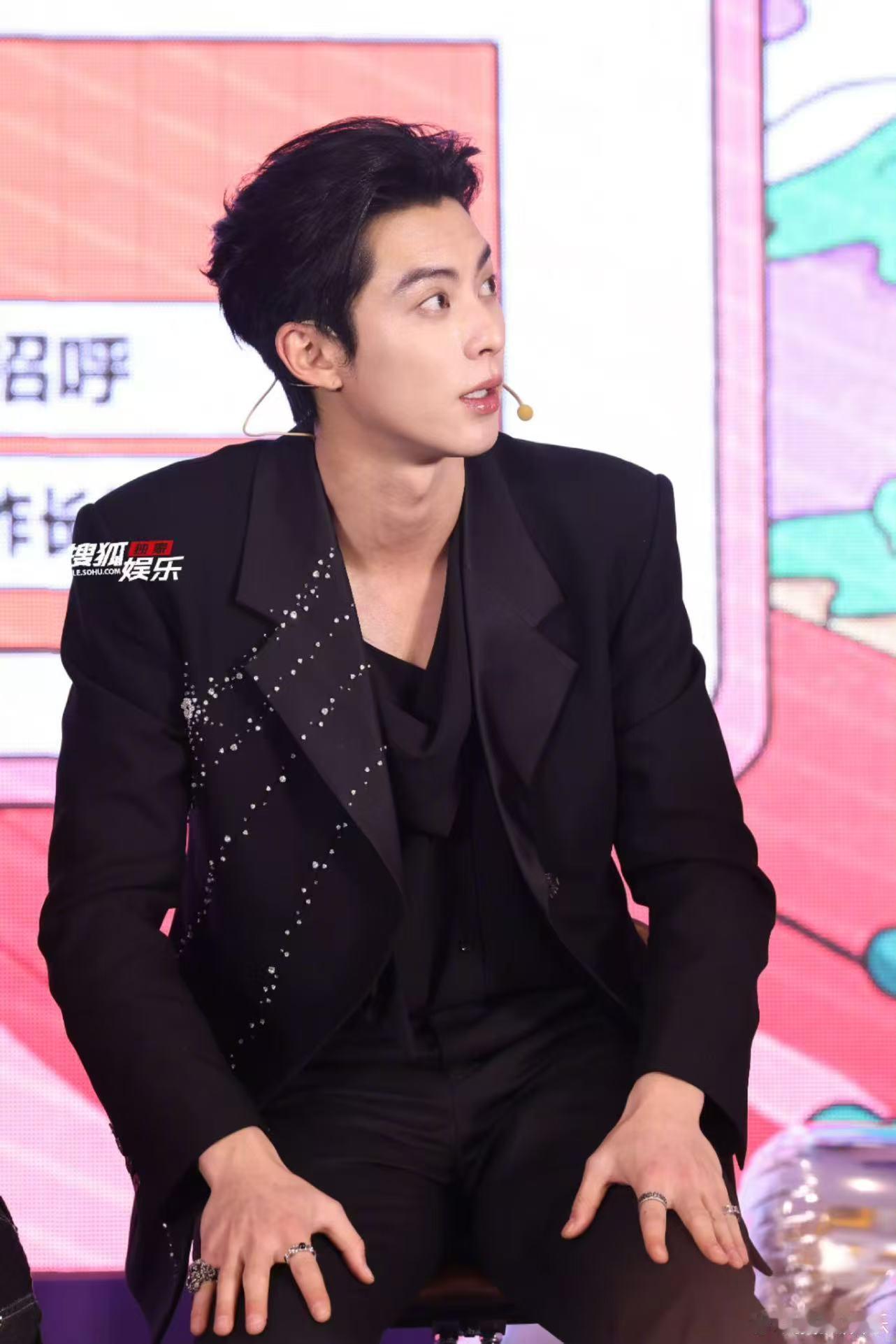 王鹤棣发布会生图王鹤棣新综发布会生图 王鹤棣生图来了，帅得很权威生图状态满分，期