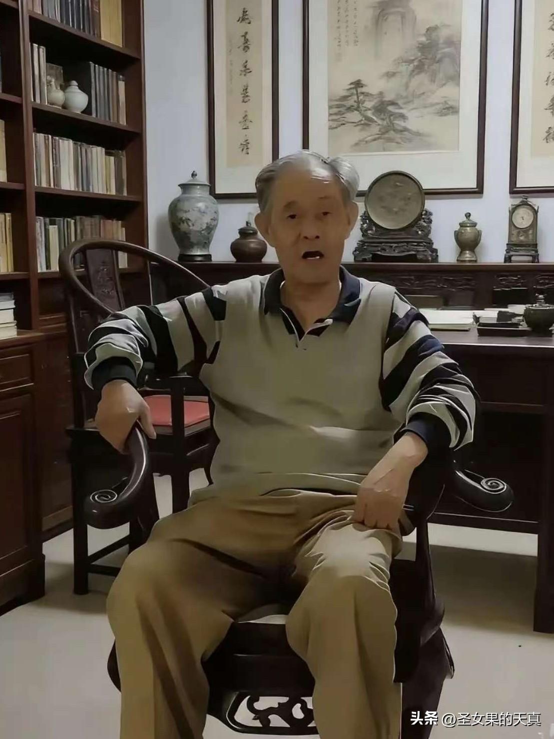 30年同是南博“监守自盗”，一个偷18万挨枪子，一个批走上亿名画判3年。

19