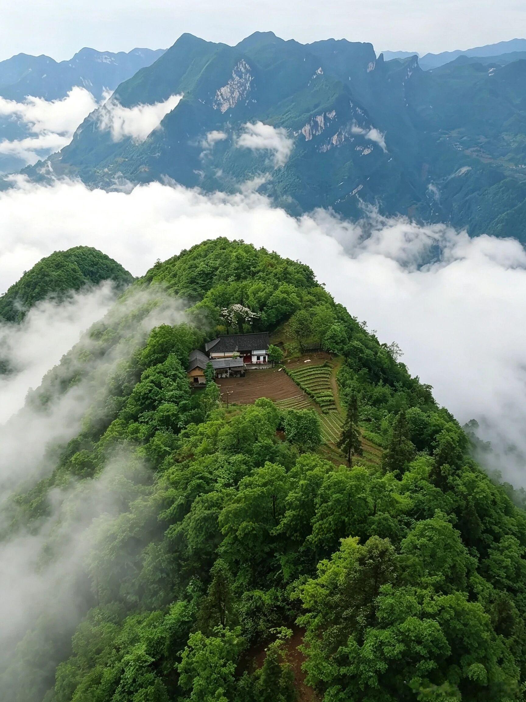 海拔一千五百米高山之巅，宜昌五峰仙人寨一方原舍。独踞山头，三面悬崖，云海常在山谷