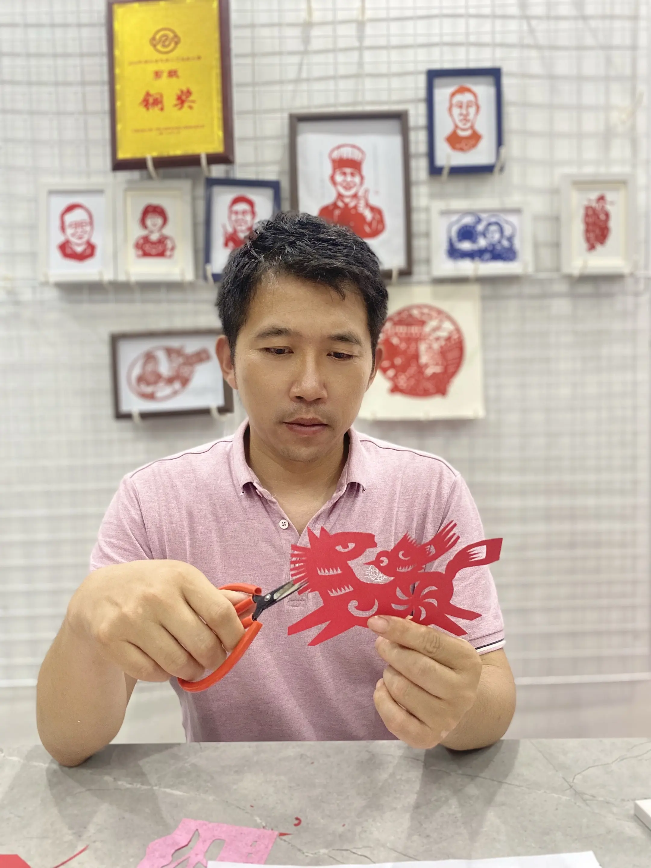 不慌不忙，一剪静心。生活越是浮躁，越需要一点安静的时光。不妨学学非遗剪...