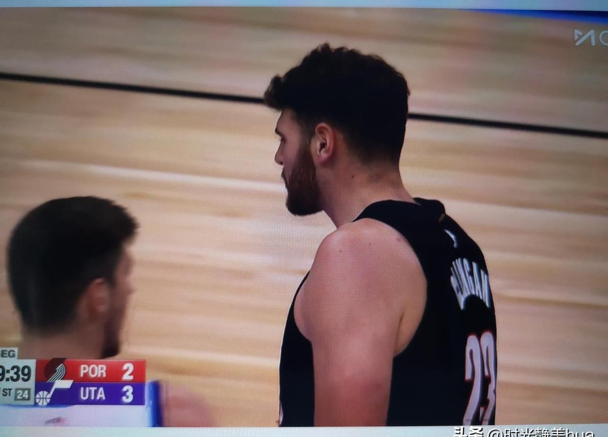 杨瀚森要上场了。
不是打个酱油，是真有机会拼抢篮板、顶防内线。
开拓者年轻，爵士