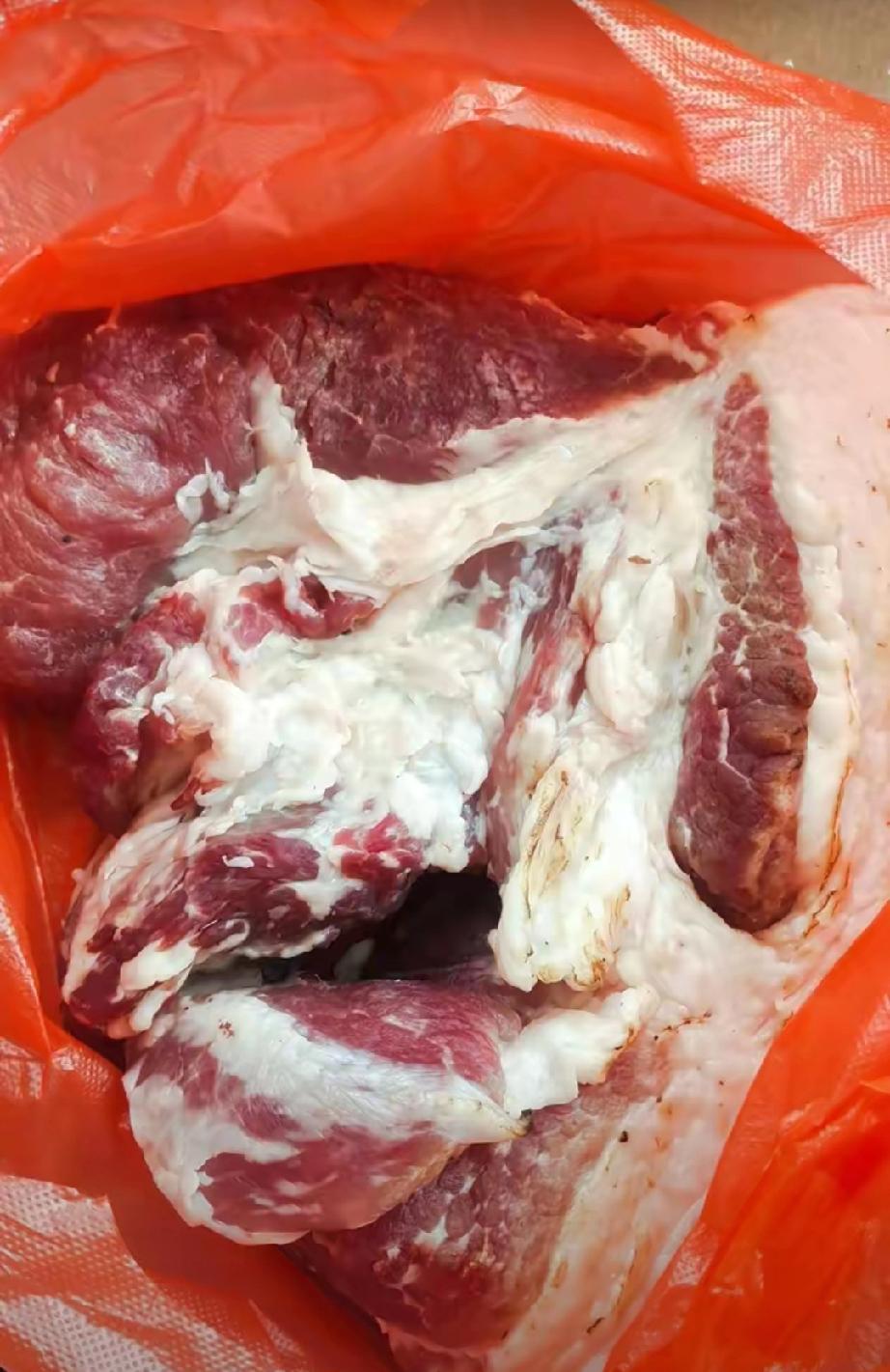 猪肉便宜到让你怀疑人生。
今天五一节放假，去市场买了一点猪肉，我说多少钱一斤，他