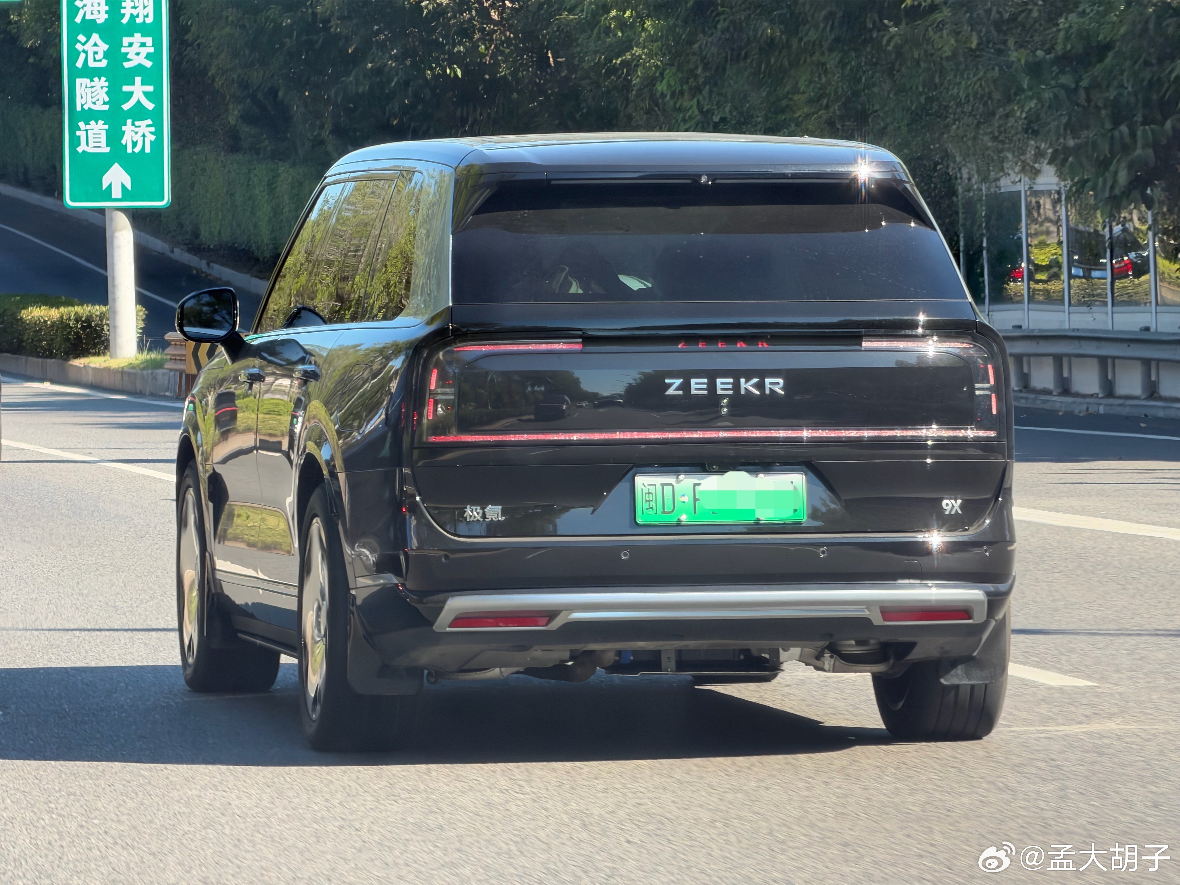 一台50多万的车，尾灯这么一改，跟十几万的车一样，那么特色的尾灯你不要，要这种，