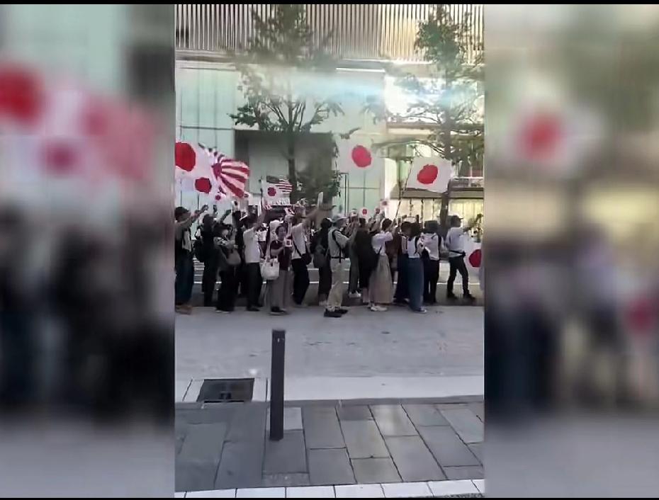 中国驻日大使馆外大量日本人抗议示威，好了伤疤忘了疼，又该教育了。记住，原子弹下无