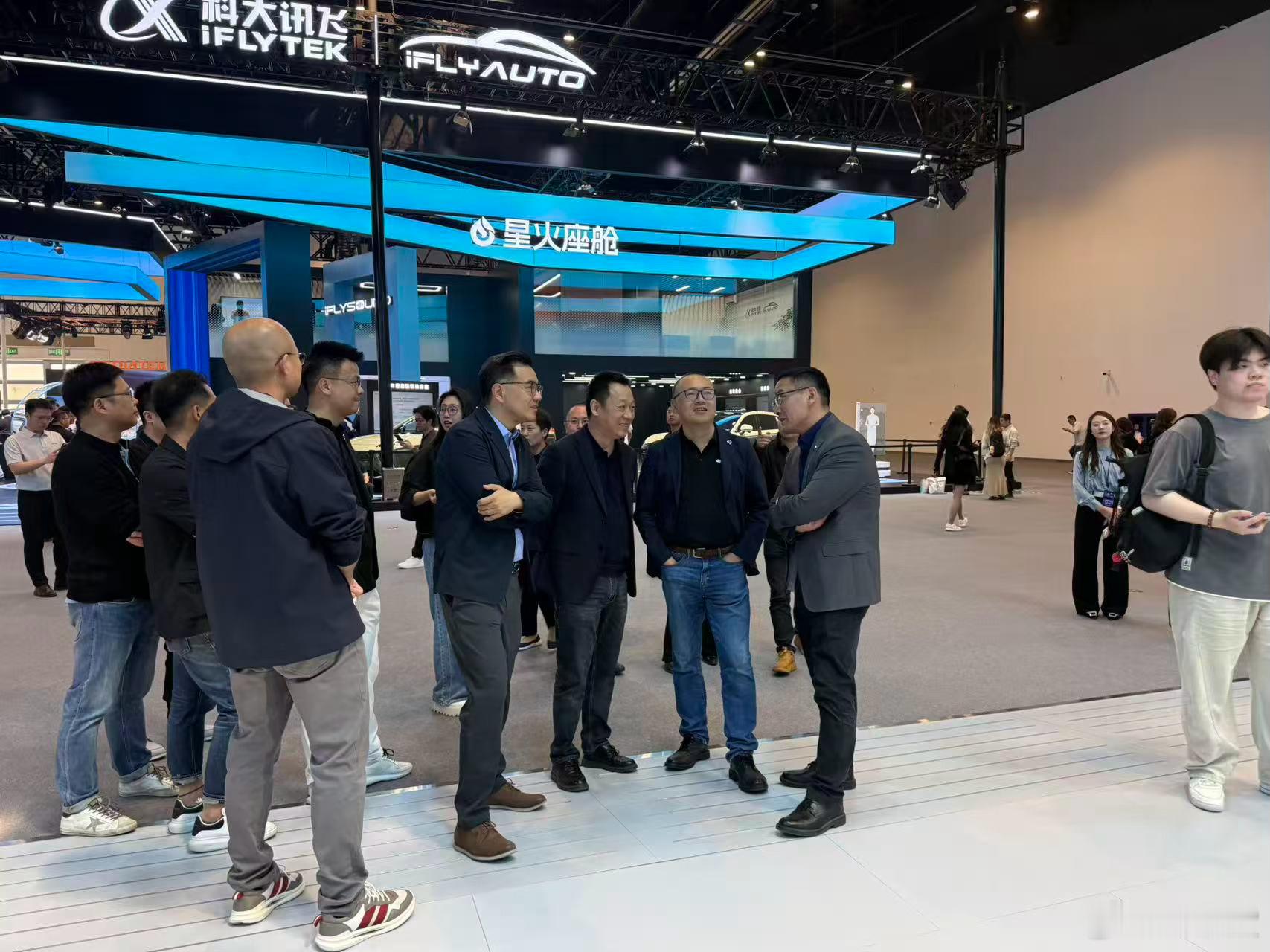好多大佬来地平线这边和互相交流，船夫哥也来了好帅地平线国产智驾芯片第一 北京车展