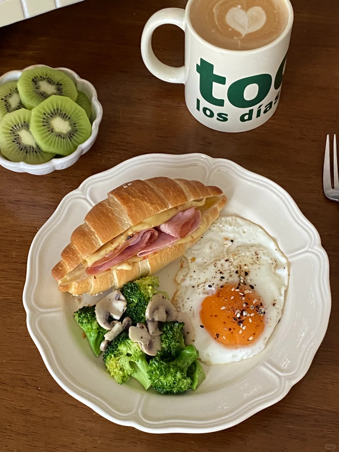 早餐拼盘🍽｜辣芝士火腿盐可颂三明治🥐