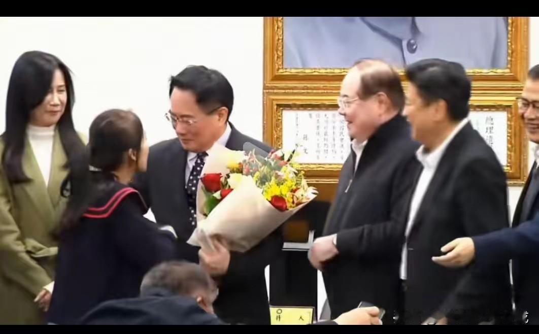 蔡正元才是英雄！他的率直超过了太多的政客，他的犀利言语更是直指本质，他看的太透了