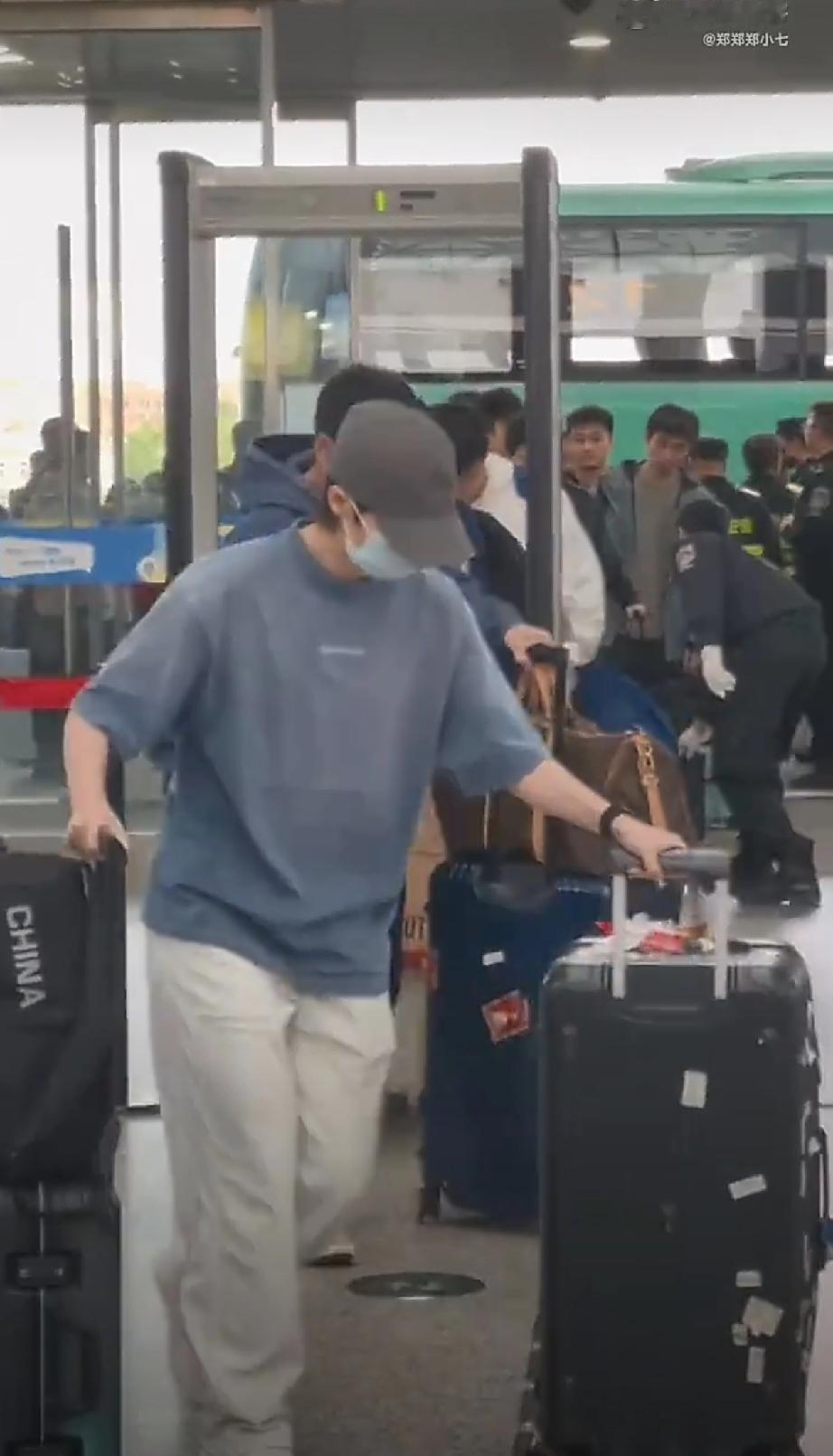 国乒结束成都集训出发返回北京！
孙颖莎走的VIP通道！
今天，国乒在成都针对伦敦