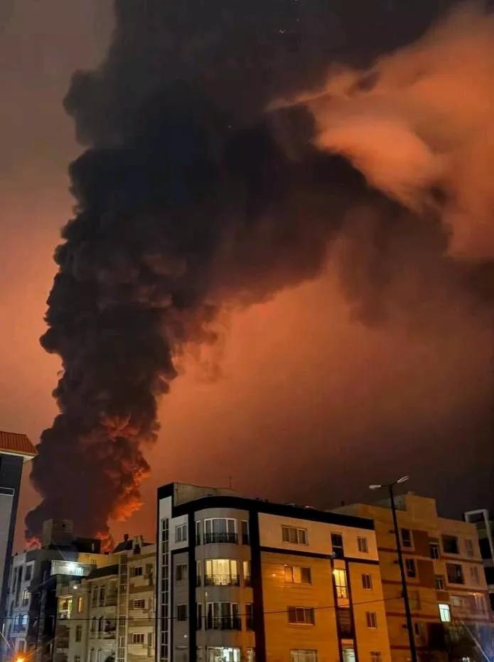 半岛电视台报道，伊朗多所军事大学遭袭。

当地时间7日，伊朗法尔斯通讯社发文证实