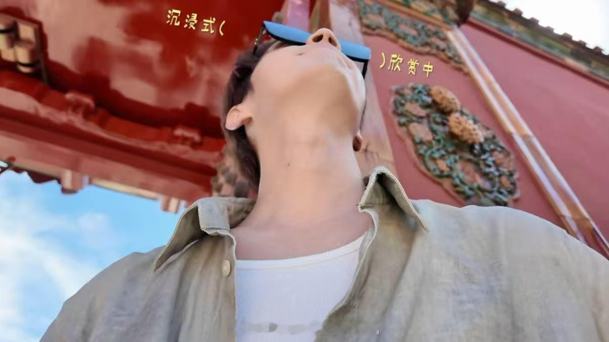 依偎在许凯怀里看着许凯～许凯的粉瘤应该是做掉了