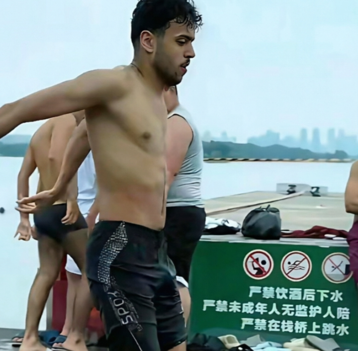 印度游客无视中方警告，在武汉东湖赤条条戏水，路过行人非常尴尬！7月19日，几个印